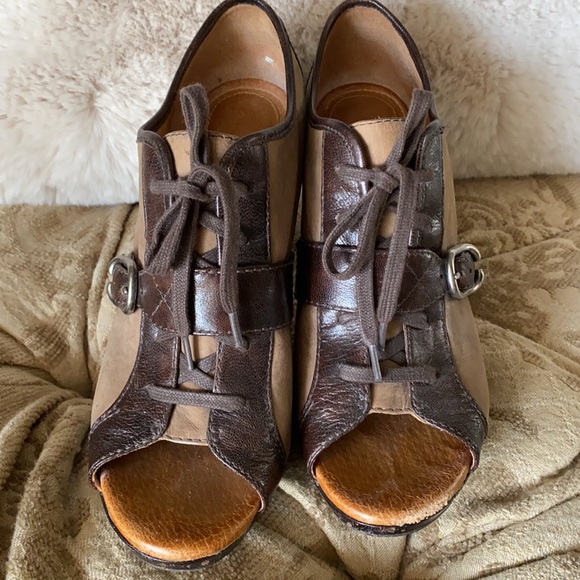 Women’s Naya heels size 9.5 with buckle and tie - Picture 2 of 13